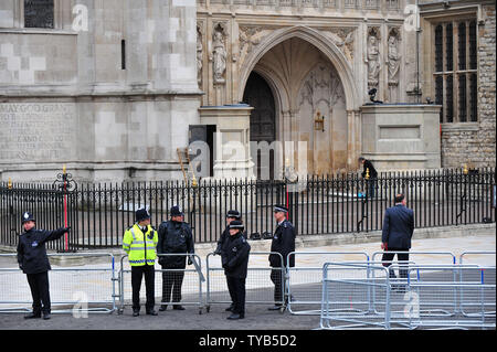 London Polizisten stand Guard in Front von Westminster Abby als letzte Vorbereitungen für die königliche Hochzeit zwischen Prinz William und Kate Middleton, in London, 28. April 2011 vorgenommen werden. Die königliche Hochzeit findet am 29. April. UPI/Kevin Dietsch Stockfoto