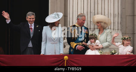 Von links nach rechts, von Michael Middleton, Carole Middleton, Prinz Charles und der Herzogin von Cornwall Pose auf dem Balkon des Buckingham Palace nach der königlichen Hochzeit von Prinz William und Prinzessin Katharina von Westminster Abbey am 29. April 2011 Das Königliche Paar wird jetzt als der Herzog und die Herzogin von Cambridge bekannt sein. UPI/Hugo Philpott Stockfoto