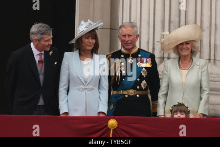 Von links nach rechts, von Michael Middleton, Carole Middleton, Prinz Charles und der Herzogin von Cornwall Pose auf dem Balkon des Buckingham Palace nach der königlichen Hochzeit von Prinz William und Prinzessin Katharina von Westminster Abbey am 29. April 2011 Das Königliche Paar wird jetzt als der Herzog und die Herzogin von Cambridge bekannt sein. UPI/Hugo Philpott Stockfoto