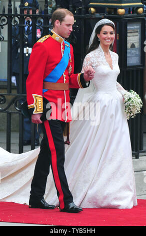 Prinz William und Prinzessin Katharina verlassen die Westminster Abbey nach ihrer Hochzeit in London am 29. April 2011. Die ehemalige Kate Middleton heiratete Prinz William vor 1.900 Gästen. UPI/Kevin Dietsch Stockfoto