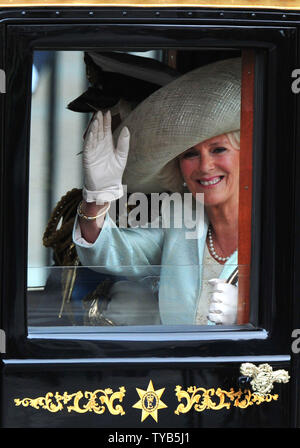 Camilla, Herzogin von Cornwall, Wellen, die aus einer Beförderung, wie sie die königliche Hochzeit zwischen Prinz William und Prinzessin Katharina von Westminster Abbey in London am 29. April 2011 verlässt. UPI/Kevin Dietsch Stockfoto