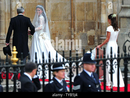 Kate Middleton ist in der Westminster Abbey für Ihre Hochzeit mit Prinz William begleitet von ihrem Vater Michael, als Magd der Ehre Philippa Middleton ihr Zug hält, in London am 29. April 2011. UPI/Kevin Dietsch Stockfoto