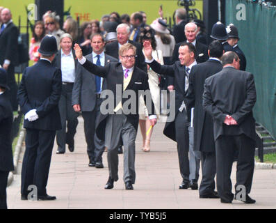 Sänger Elton John kommt für die königliche Hochzeit von Prinz William und Prinzessin Katharina von Westminster Abbey in London am 29. April 2011. UPI/Kevin Dietsch Stockfoto