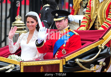 Prinz William und Prinzessin Katharina verlassen die Westminster Abbey in einer Kutsche nach ihrer Hochzeit in London am 29. April 2011. Die ehemalige Kate Middleton heiratete Prinz William vor 1.900 Gästen. Das Paar wird jetzt durch den Herzog und die Herzogin von Cambridge. UPI/Kevin Dietsch Stockfoto