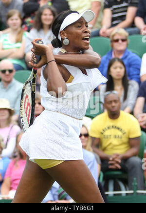 American Venus Williams gibt den Ball in ihrem Match gegen Usbekistan Akgul Amanmuradova am Eröffnungstag der 125 Wimbledon Championships in Wimbledon, London am Montag, den 20. Juni 2011. UPI/Hugo Philpott Stockfoto