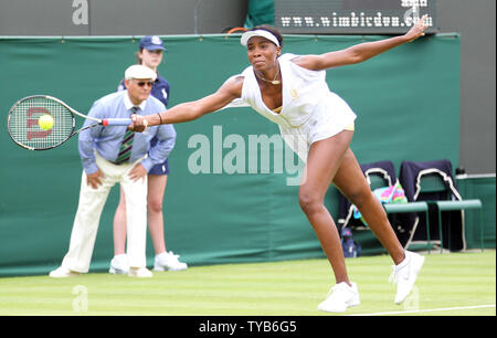 American Venus Williams gibt den Ball in ihrem Match gegen Usbekistan Akgul Amanmuradova am Eröffnungstag der 125 Wimbledon Championships in Wimbledon, London am Montag, den 20. Juni 2011. UPI/Hugo Philpott Stockfoto