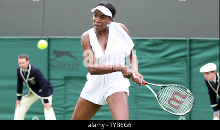 American Venus Williams gibt den Ball in ihrem Match gegen Usbekistan Akgul Amanmuradova am Eröffnungstag der 125 Wimbledon Championships in Wimbledon, London am Montag, den 20. Juni 2011. UPI/Hugo Philpott Stockfoto