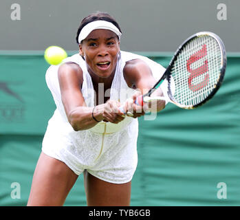 American Venus Williams gibt den Ball in ihrem Match gegen Usbekistan Akgul Amanmuradova am Eröffnungstag der 125 Wimbledon Championships in Wimbledon, London am Montag, den 20. Juni 2011. UPI/Hugo Philpott Stockfoto