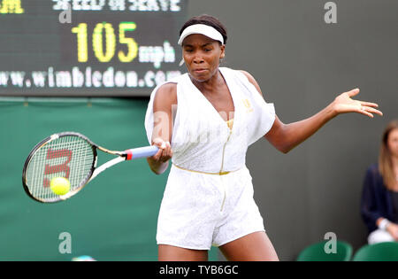 American Venus Williams gibt den Ball in ihrem Match gegen Usbekistan Akgul Amanmuradova am Eröffnungstag der 125 Wimbledon Championships in Wimbledon, London am Montag, den 20. Juni 2011. UPI/Hugo Philpott Stockfoto