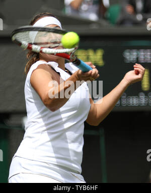 Frankreichs Aravane Rezai gibt den Ball in ihr Match gegen die USA Serena Williams am zweiten Tag des 125 Wimbledon Championships in Wimbledon, England am Dienstag, 21. Juni 2011. UPI/Hugo Philpott Stockfoto