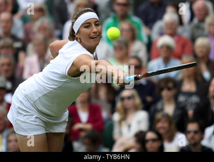 Frankreichs Aravane Rezai gibt den Ball in ihr Match gegen die USA Serena Williams am zweiten Tag des 125 Wimbledon Championships in Wimbledon, England am Dienstag, 21. Juni 2011. UPI/Hugo Philpott Stockfoto