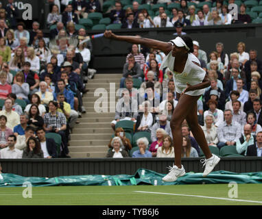 American Venus Williams dient die Kugel in ihrem Match gegen Japan's Kimiko Date-Krumm am dritten Tag der 125 Wimbledon Championships in Wimbledon, England am Mittwoch, 22. Juni 2011. UPI/Hugo Philpott Stockfoto