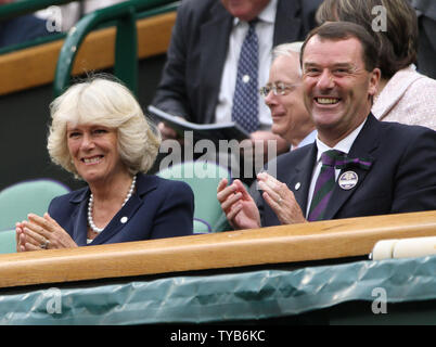 Camilla, Herzogin von Cornwall Gespräche mit Philp Bach der Vorsitzende der All England Club am dritten Tag der 125 Wimbledon Championships in Wimbledon, England am Mittwoch, 22. Juni 2011. UPI/Hugo Philpott Stockfoto