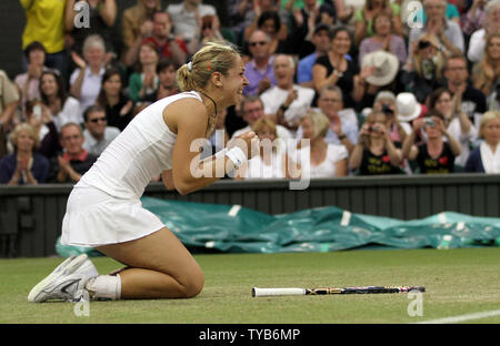 Die Deutsche Sabine Lisicki feiert ihr Match gegen Chinas Na Li am vierten Tag des 125 Wimbledon Championships in Wimbledon, England am Donnerstag, 23. Juni 2011. UPI/Hugo Philpott Stockfoto