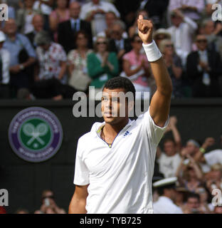 Jo-Wilfried Tsonga Frankreich feiert seinen Sieg über den Schweizer Roger Federer am neunten Tag des 125 Wimbledon Championships in Wimbledon, England am Mittwoch, 29. Juni 2011. UPI/Hugo Philpott Stockfoto