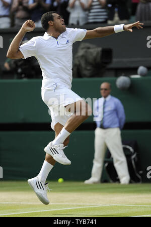 Jo-Wilfried Tsonga Frankreich feiert seinen Sieg über den Schweizer Roger Federer am neunten Tag des 125 Wimbledon Championships in Wimbledon, England am Mittwoch, 29. Juni 2011. UPI/Hugo Philpott Stockfoto