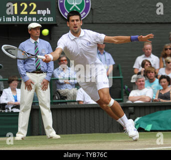 Serbiens Novak Djokovic liefert in seinem Match gegen Spaniens Rafael Nadal in der Mens Singles Finale der 125 Wimbledon Championships in Wimbledon, England am Sonntag, Juli 03, 2011. UPI/Hugo Philpott Stockfoto