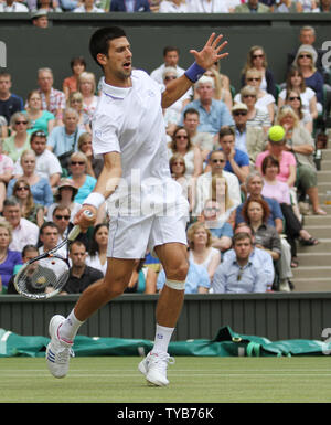 Serbiens Novak Djokovic liefert in seinem Match gegen Spaniens Rafael Nadal in der Mens Singles Finale der 125 Wimbledon Championships in Wimbledon, England am Sonntag, Juli 03, 2011. UPI/Hugo Philpott Stockfoto