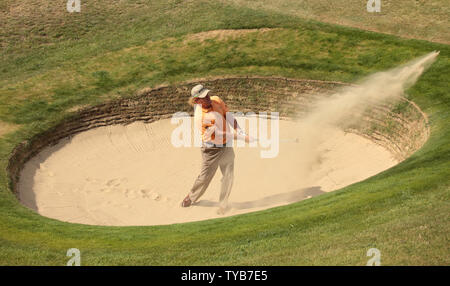 Der Spanier Miguel Angel Jimenez Hits aus dem Bunker auf dem 10 Loch am zweiten Tag der 140. offene Meisterschaft in Royal St. Georges Golf Club Sandwich, England am Freitag, den 15. Juli 2011. UPI/Hugo Philpott Stockfoto