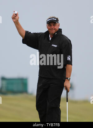 Nordirlands Darren Clarke feiert ein Birdie auf dem 12 Grün am dritten Tag der 140 offenen Meisterschaft in Royal St. Georges Golf Club Sandwich, England am Samstag, 16. Juli 2011. UPI/Hugo Philpott Stockfoto