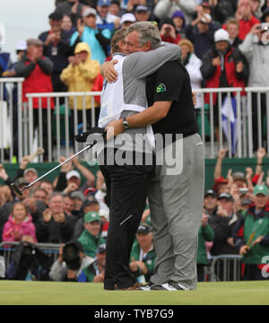 Nordirlands Darren Clarke feiert mit seinem caddie nach dem Gewinn der 140 offenen Meisterschaft in Royal St. Georges Golf Club Sandwich, England am Sonntag, 17. Juli 2011. UPI/Hugo Philpott Stockfoto