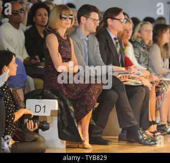 American editor Anna Wintour nimmt Nicole Farhi catwalk Frühjahr/Sommer 2012 zeigen auf der Fashion Week in London am 18. September 2011. UPI/Rune Hellestad Stockfoto