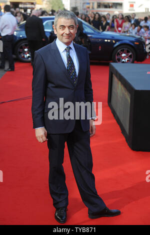 Der britische Schauspieler Rowan Atkinson besucht die Premiere von "Johnny English" Wiedergeboren im Empire, Leicester Square in London am 2. Oktober 2011. UPI/Rune Hellestad Stockfoto