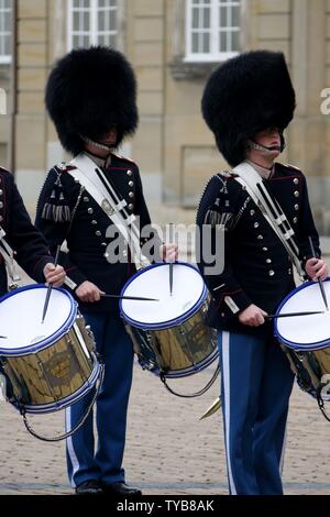 Royal Rettungsschwimmer vor Schloss Amalienborg, Kopenhagen, Dänemark, Europa | Verwendung weltweit Stockfoto