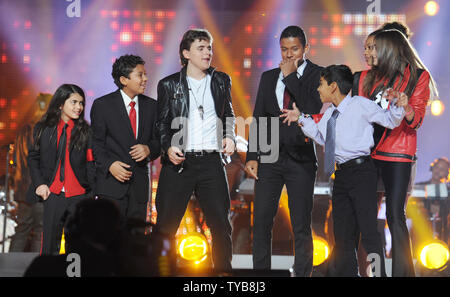 Amerikanische Sänger Michael Jacksons Kinder Prince Jackson, Blanket Jackson und Paris Jackson auf der Bühne im Millennium Stadium in Cardiff am 8. Oktober 2011. UPI/Rune Hellestad Stockfoto