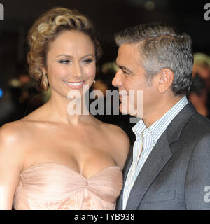 Die amerikanische Schauspielerin/model Stacy Keibler und Schauspieler George Clooney nehmen an der Premiere von "Die Söhne" am BFI London Film Festival im Odeon, Leicester Square in London am 20. Oktober 2011. UPI/Rune Hellestad Stockfoto