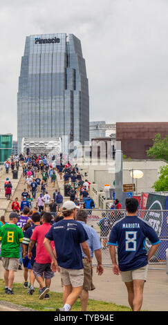 Fans tragen Team Farben über die John Seigenthaler Fußgängerbrücke, NFL Draft 2019, Nashville, Tennessee, USA. Stockfoto