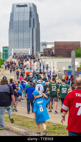 Fans tragen Team Farben über die John Seigenthaler Fußgängerbrücke, NFL Draft 2019, Nashville, Tennessee, USA. Stockfoto