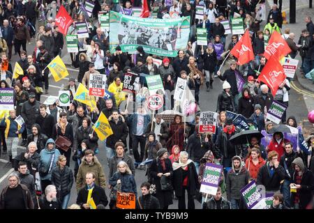 Tausende von Beschäftigten im öffentlichen Sektor in der gesamten Vereinigten Königreich streikten heute gegen Bezahlung und Rentenkürzungen gezwungen werden unter Sparmaßnahmen der Regierung in London am Mittwoch, den 30. November 2011 anzunehmen, zu protestieren. UPI/Hugo Philpott Stockfoto
