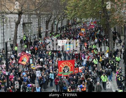 Tausende von Beschäftigten im öffentlichen Sektor in der gesamten Vereinigten Königreich streikten heute gegen Bezahlung und Rentenkürzungen gezwungen werden unter Sparmaßnahmen der Regierung in London am Mittwoch, den 30. November 2011 anzunehmen, zu protestieren. UPI/Hugo Philpott Stockfoto