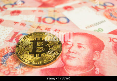 Crypto Währung Konzept - ein Bitcoin mit Chinece Währung Renminbi Yuan RMB, Stockfoto