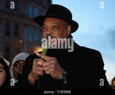 Der veteran Bürgerrechtler Reverend Jesse Jackson Adressen ein großes Publikum zu besetzen London außerhalb von St. Pauls Kathedrale in London am Donnerstag 15. Dezember 2011. Herr Jackson sprach für etwa 15 Minuten über die globale Bewegung zu besetzen. UPI/Hugo Philpott Stockfoto