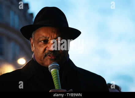 Der veteran Bürgerrechtler Reverend Jesse Jackson Adressen ein großes Publikum zu besetzen London außerhalb von St. Pauls Kathedrale in London am Donnerstag 15. Dezember 2011. Herr Jackson sprach für etwa 15 Minuten über die globale Bewegung zu besetzen. UPI/Hugo Philpott Stockfoto