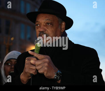 Der veteran Bürgerrechtler Reverend Jesse Jackson Adressen ein großes Publikum zu besetzen London außerhalb von St. Pauls Kathedrale in London am Donnerstag 15. Dezember 2011. Herr Jackson sprach für etwa 15 Minuten über die globale Bewegung zu besetzen. UPI/Hugo Philpott Stockfoto