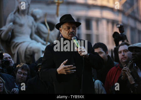 Der veteran Bürgerrechtler Reverend Jesse Jackson Adressen ein großes Publikum zu besetzen London außerhalb von St. Pauls Kathedrale in London am Donnerstag 15. Dezember 2011. Herr Jackson sprach für etwa 15 Minuten über die globale Bewegung zu besetzen. UPI/Hugo Philpott Stockfoto