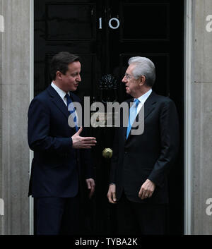 Der britische Premierminister David Cameron (L) und sein italienischer Kollege Mario Monti an Nr. 10 Downing Street am 18. Januar 2012 in London. Herr Monti ist Sitzung Herr Cameron der Euro Krise zu diskutieren. UPI/Hugo Philpott Stockfoto