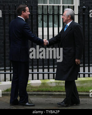 Der britische Premierminister David Cameron (L) und sein italienischer Kollege Mario Monti an Nr. 10 Downing Street am 18. Januar 2012 in London. Herr Monti ist Sitzung Herr Cameron der Euro Krise zu diskutieren. UPI/Hugo Philpott Stockfoto