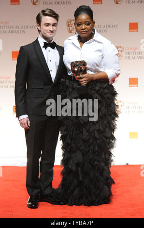 Die amerikanische Schauspielerin Octavia Spencer und der britische Schauspieler Daniel Radcliffe an der Presse zu "Orange British Academy Film Awards" am Royal Opera House in London am 12. Februar 2012. UPI/Rune Hellestad Stockfoto