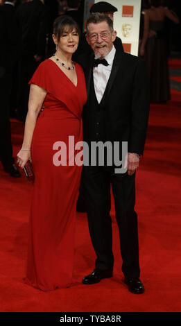 Der britische Schauspieler John Hurt und Partner kommt für den BAFTA Awards in London am Sonntag, den 12. Februar 2012. UPI/Hugo Philpott Stockfoto