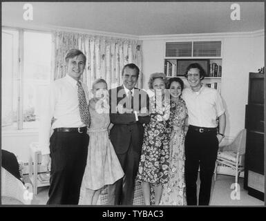Fototermin im Solarium in der Privatwohnung des Weißen Hauses folgende Entscheidung des Präsidenten den Vorsitz niederlegen.; Umfang und Inhalt: Im Bild: Edward F. Cox, Tricia Cox, Nixon, Pat Nixon, Julie Eisenhower, David Eisenhower. Thema: Letzter Tag. Stockfoto