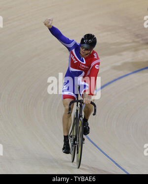 Großbritanniens Sir Chris Hoy erkennt die Zuschauer an der UCI-Anschluss Radsport-WM in der neuen Olympischen Velodrom in Stratford, London Am 17. Februar 2012. UPI/Hugo Philpott Stockfoto