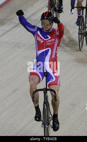 Großbritanniens Sir Chris Hoy gewinnt das Finale der Männer Kerin Event an der UCI-Anschluss Radsport-WM in der neuen Olympischen Velodrom in Stratford, London Am 18. Februar 2012. UPI/Hugo Philpott Stockfoto