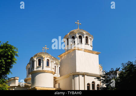 Goldenen Kuppeln mit einem Kreuze auf den Christlich-orthodoxen Kirche an einem sonnigen Tag gegen den blauen Himmel. Griechische und Balkan Kirche architektonischen Stil. Chris Stockfoto