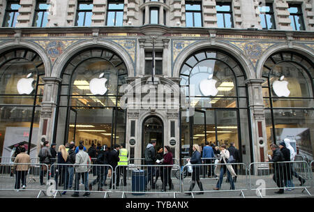 Käufer vorbei an Apples Flaggschiff Regent St. Store in London auf den Internationalen Tag der Einführung des neuen Apple iPad 3 Tablette am 16. März 2012. Käufer in 10 Ländern rund um die Welt werden immer die Gelegenheit, die neue Apple Tablet mit einige Leute in der Warteschlange für die über 70 Stunden für die Eröffnung zu erwerben. UPI/Hugo Philpott Stockfoto