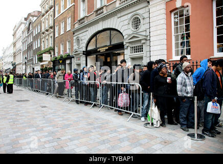 Käufer Warteschlange das neue Apple iPad 3 auf seinem internationalen Start Tag außerhalb von Apple Store in Covent Garden in London am 16. März 2012 zu kaufen. Käufer in 10 Ländern rund um die Welt werden immer die Gelegenheit, die neue Apple Tablet mit einige Leute in der Warteschlange für die über 70 Stunden für die Eröffnung zu erwerben. UPI/Hugo Philpott Stockfoto