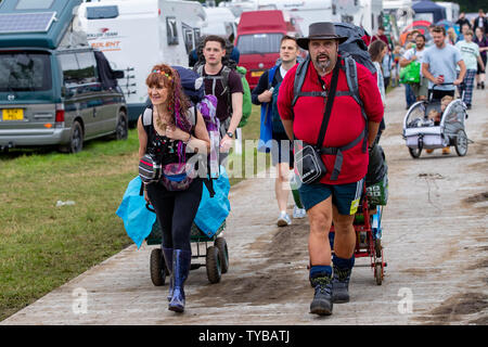 Somerset, UK. 26 Juni, 2019. Somerset, UK. Mittwoch, 26. Juni 2019. Festivalbesucher kommen in Glastonbury Festival würdig Bauernhof in Pilton das 49. Festival - Die heißesten überhaupt sein, Credit: Jason Richardson/Alamy leben Nachrichten Stockfoto